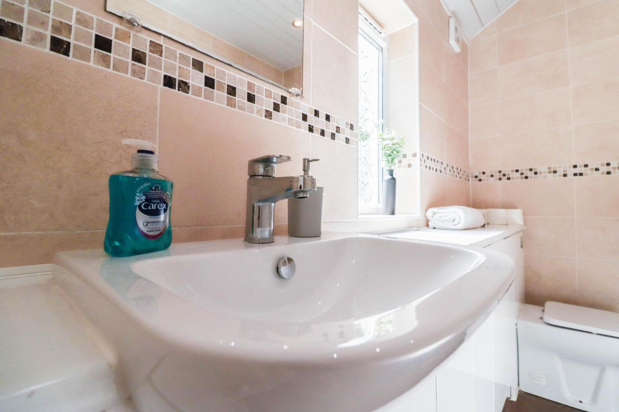 Prime 4-bedroom House In The Heart Of The Coventry