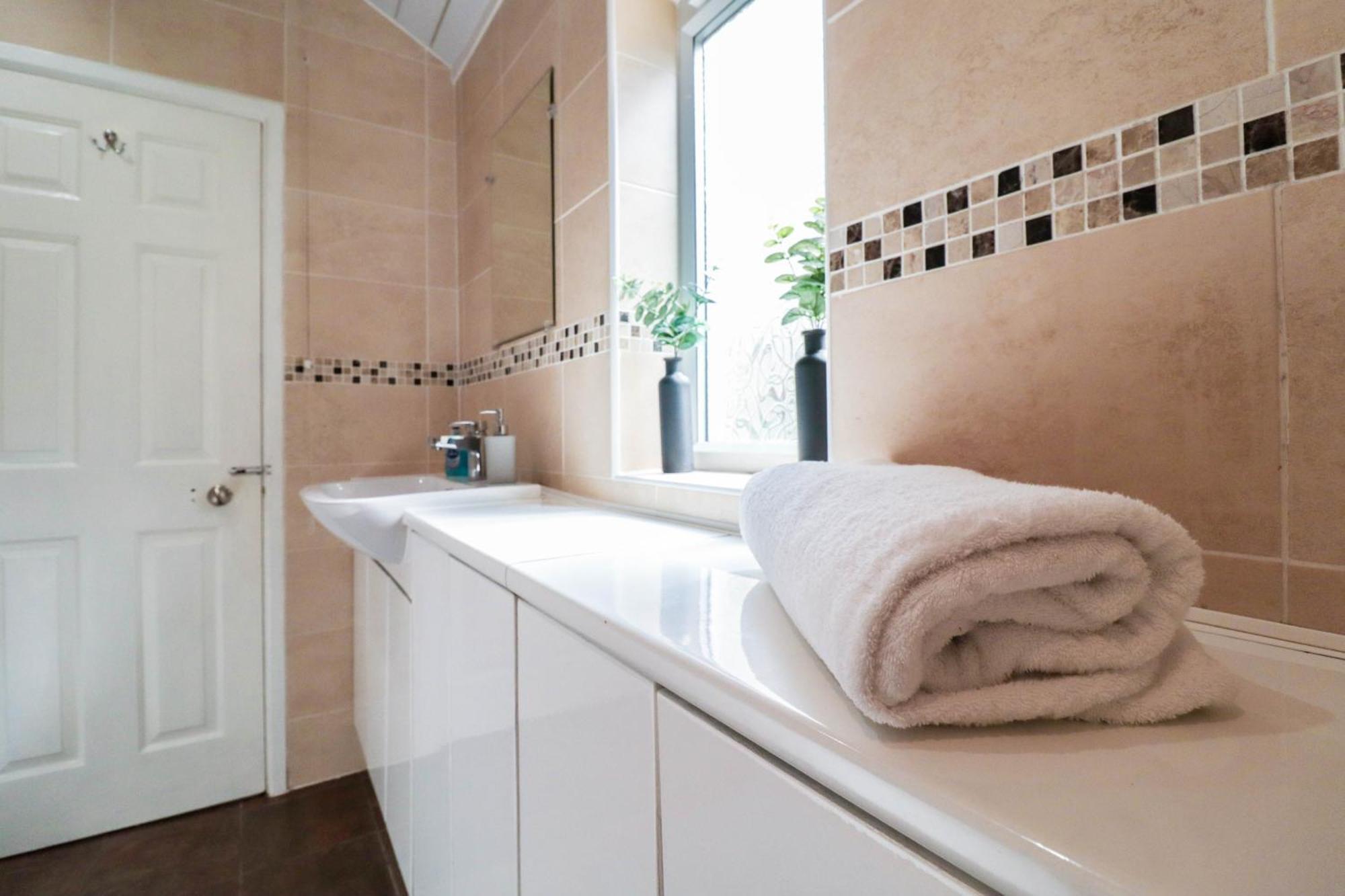 Prime 4-bedroom House In The Heart Of The Coventry