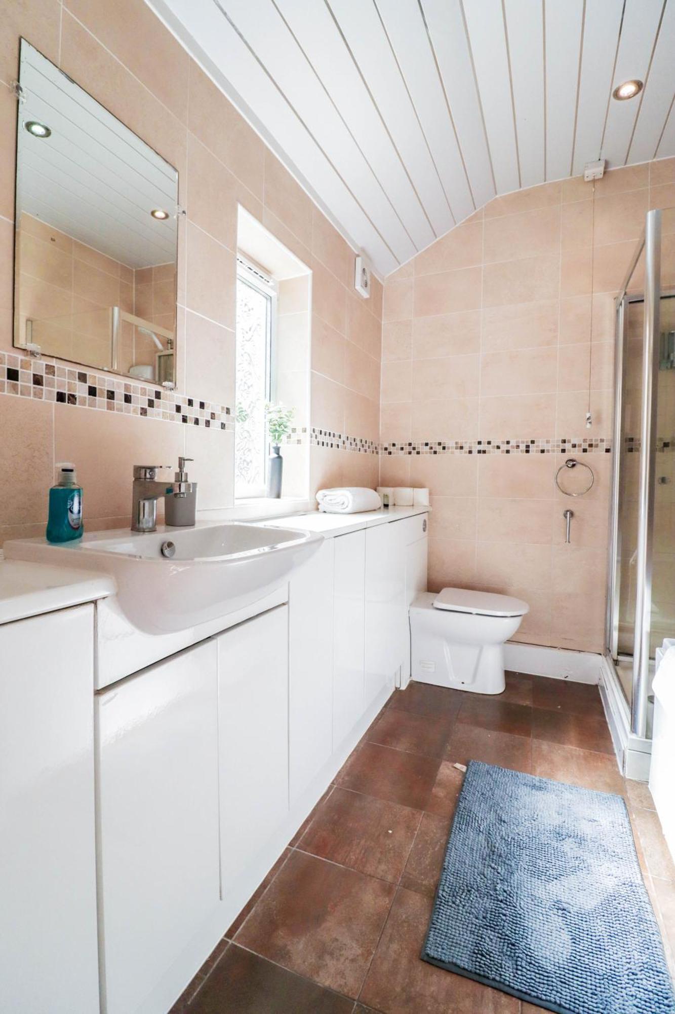 Prime 4-bedroom House In The Heart Of The * Coventry